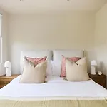 The Kilburn Arms Crib - Chic 2Bdr House With Study Room